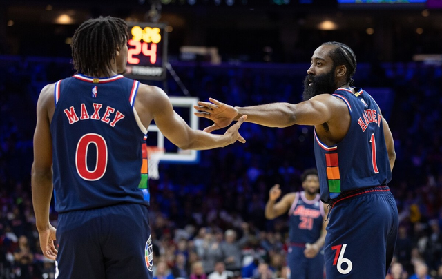 威廉希尔app-欢呼声此起彼伏!球场上的胜利雄鹿