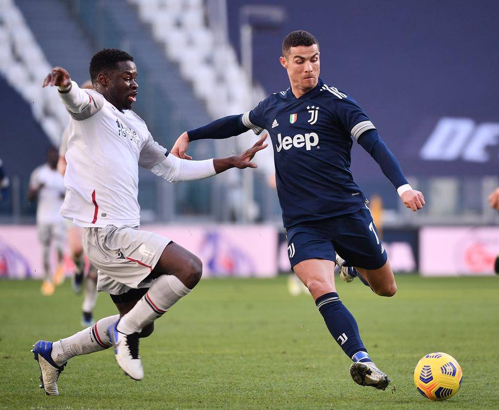 尤文图斯中场组织有序,进攻流畅 尤文图斯中场组织有序,进攻流畅