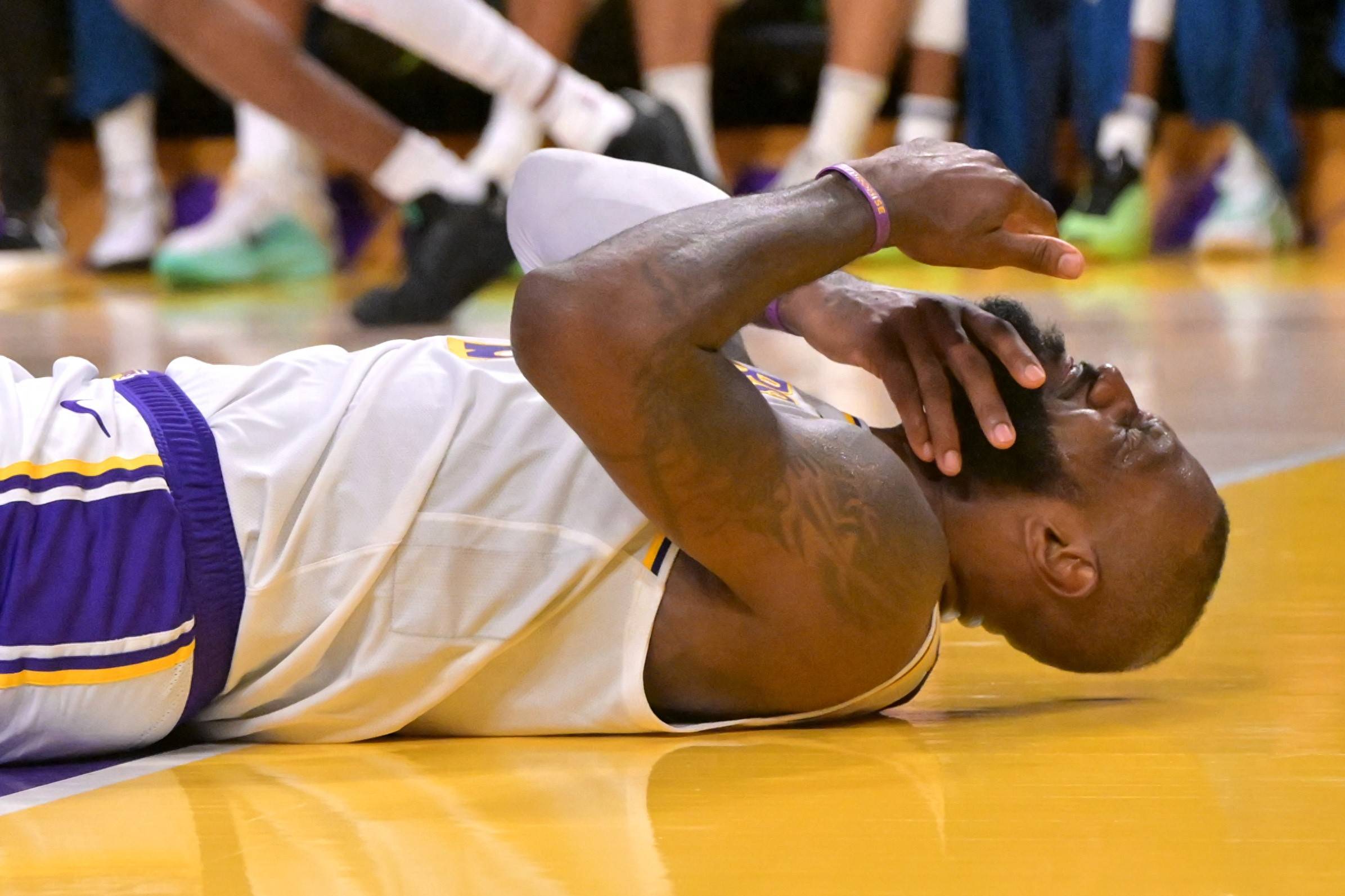 威廉希尔中文站-湖人队主场失利,詹姆斯表现稳定