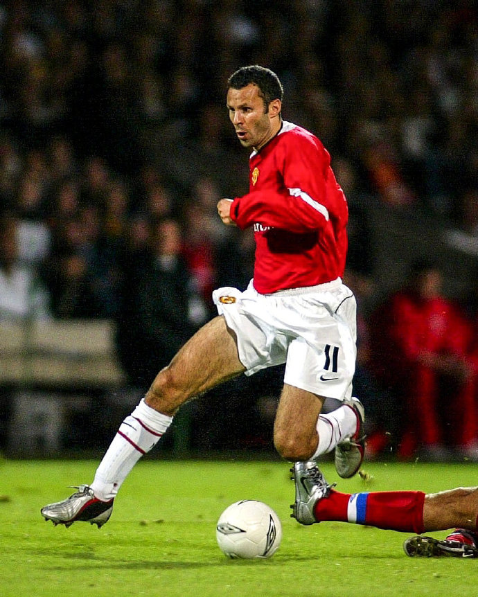 里昂球员庆祝进球，客场战胜对手