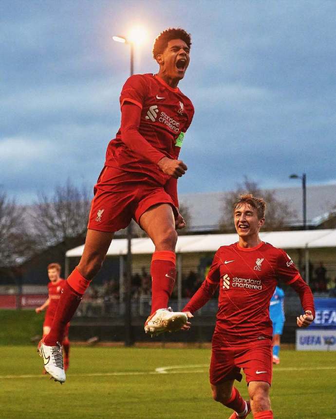 威廉希尔中文站-利物浦主场不敌对手，联赛领头羊地位动摇