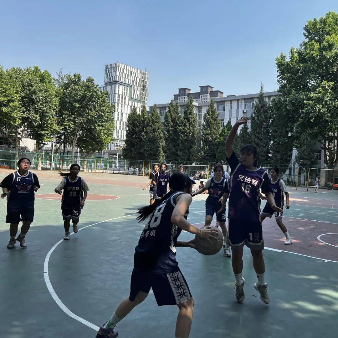 威廉希尔中文站-快速推进,双方尽显球员速度技术的高超之处