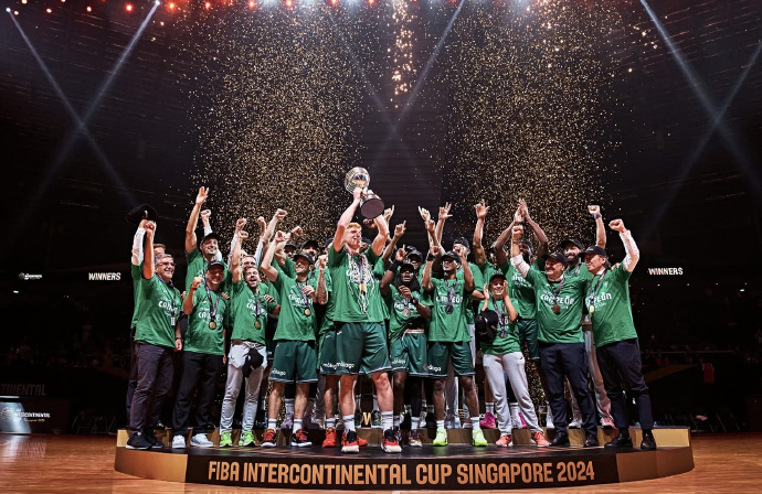 美洲篮球赛场庆祝活动，欢乐洋溢