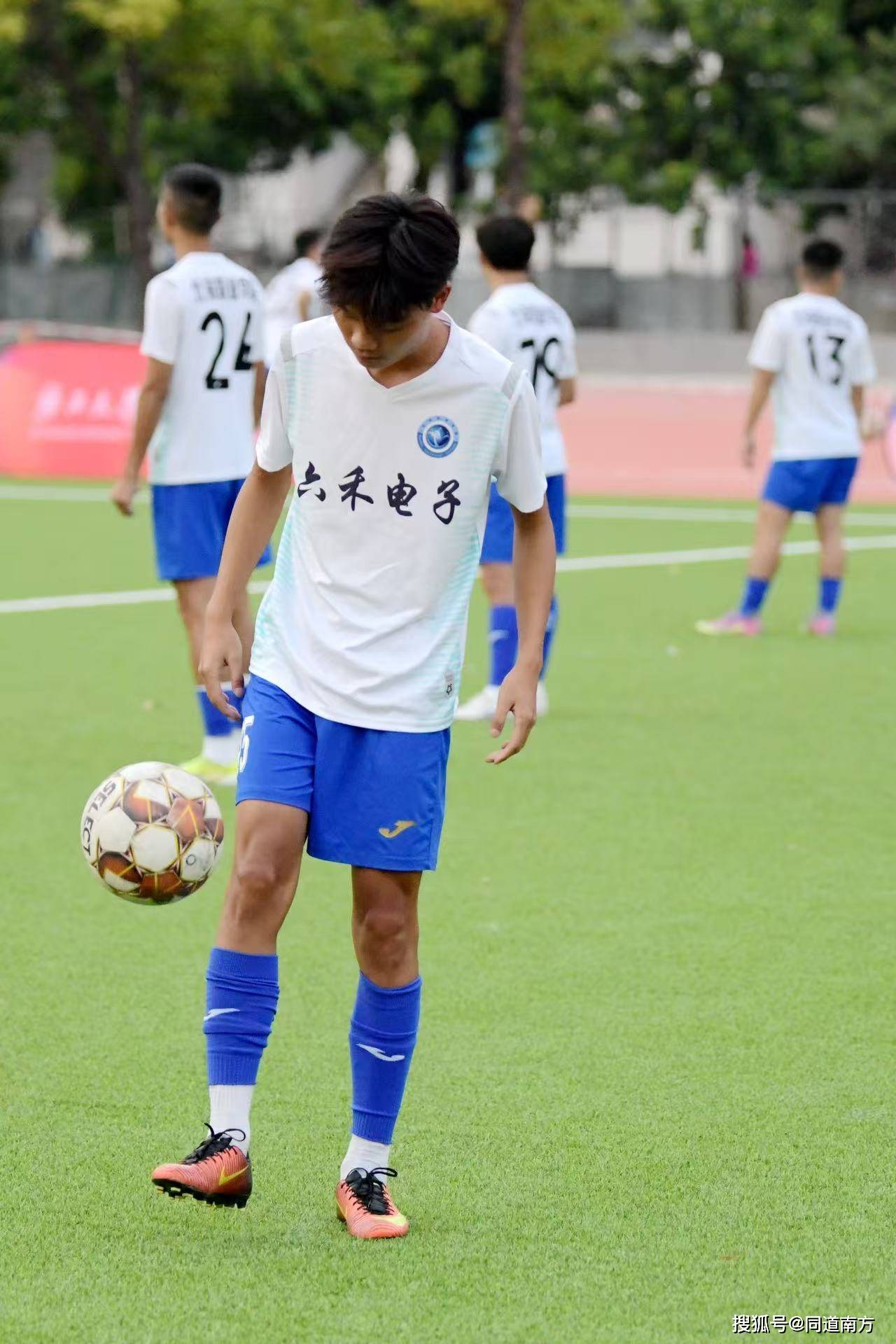 比赛氛围热烈,球队斗志高昂 比赛氛围热烈,球队斗志高昂