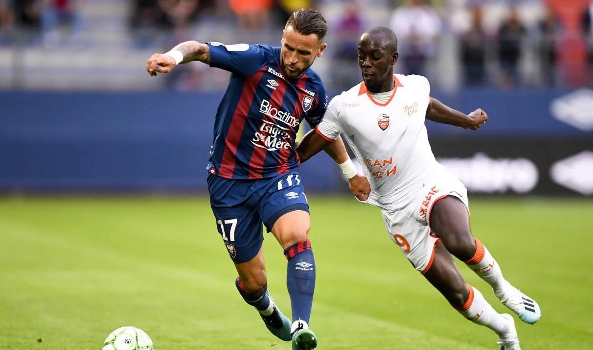 甘冈球员出色发挥，贡献精彩进球