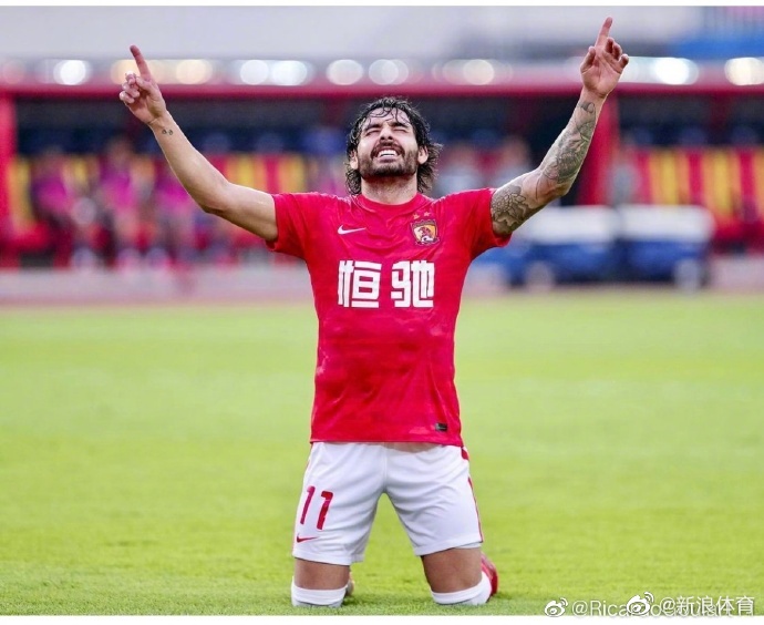 高拉特效力广州队受赞誉，成为队内领袖