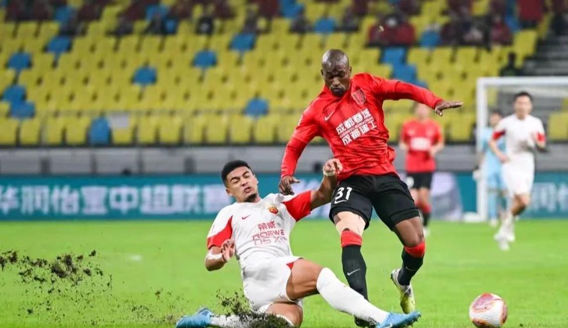 比赛场上胜负难分，实力悬殊，全力拼搏