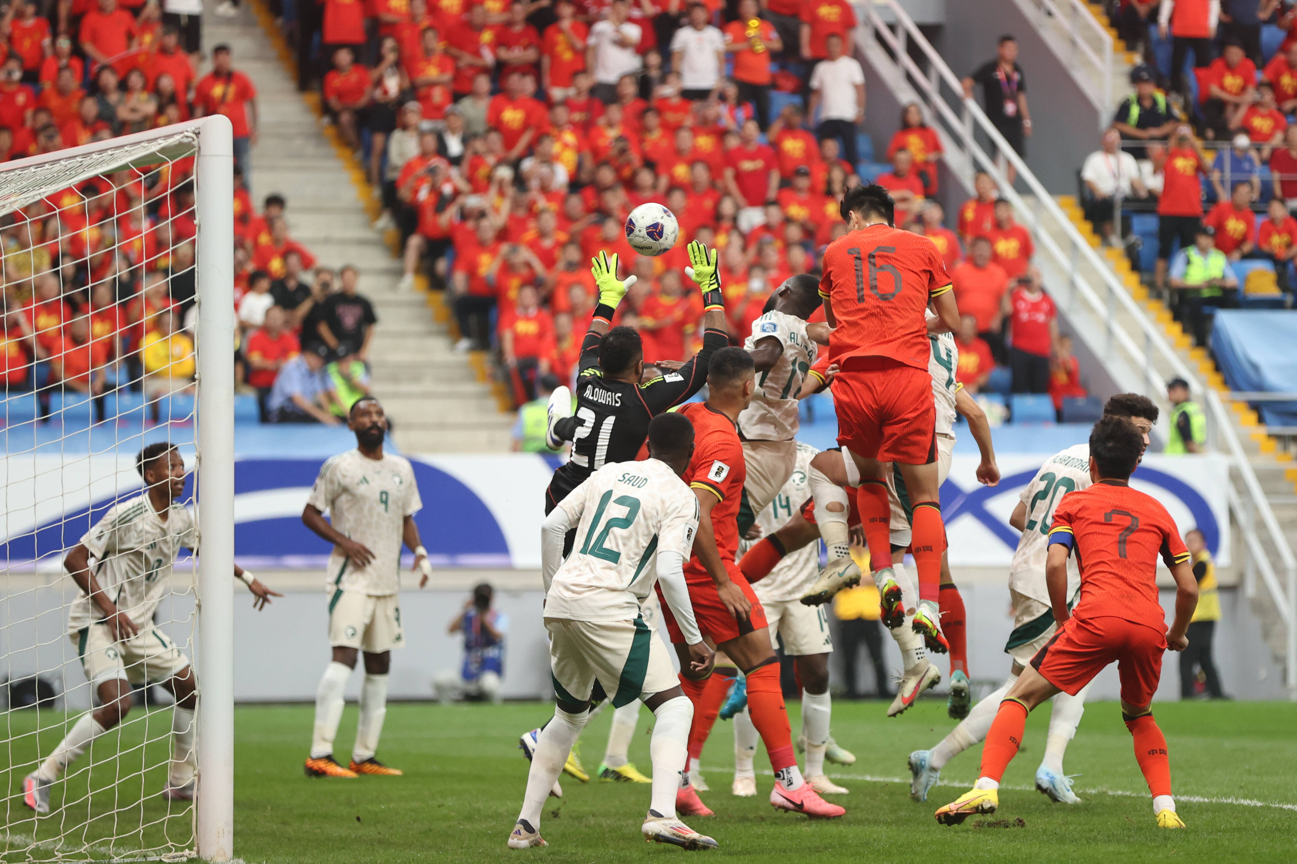 足球对战精彩汇聚,球迷欢呼不已 足球对战精彩汇聚,球迷欢呼不已