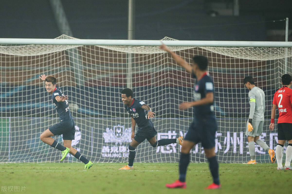 上港客场告捷，继续追赶前三