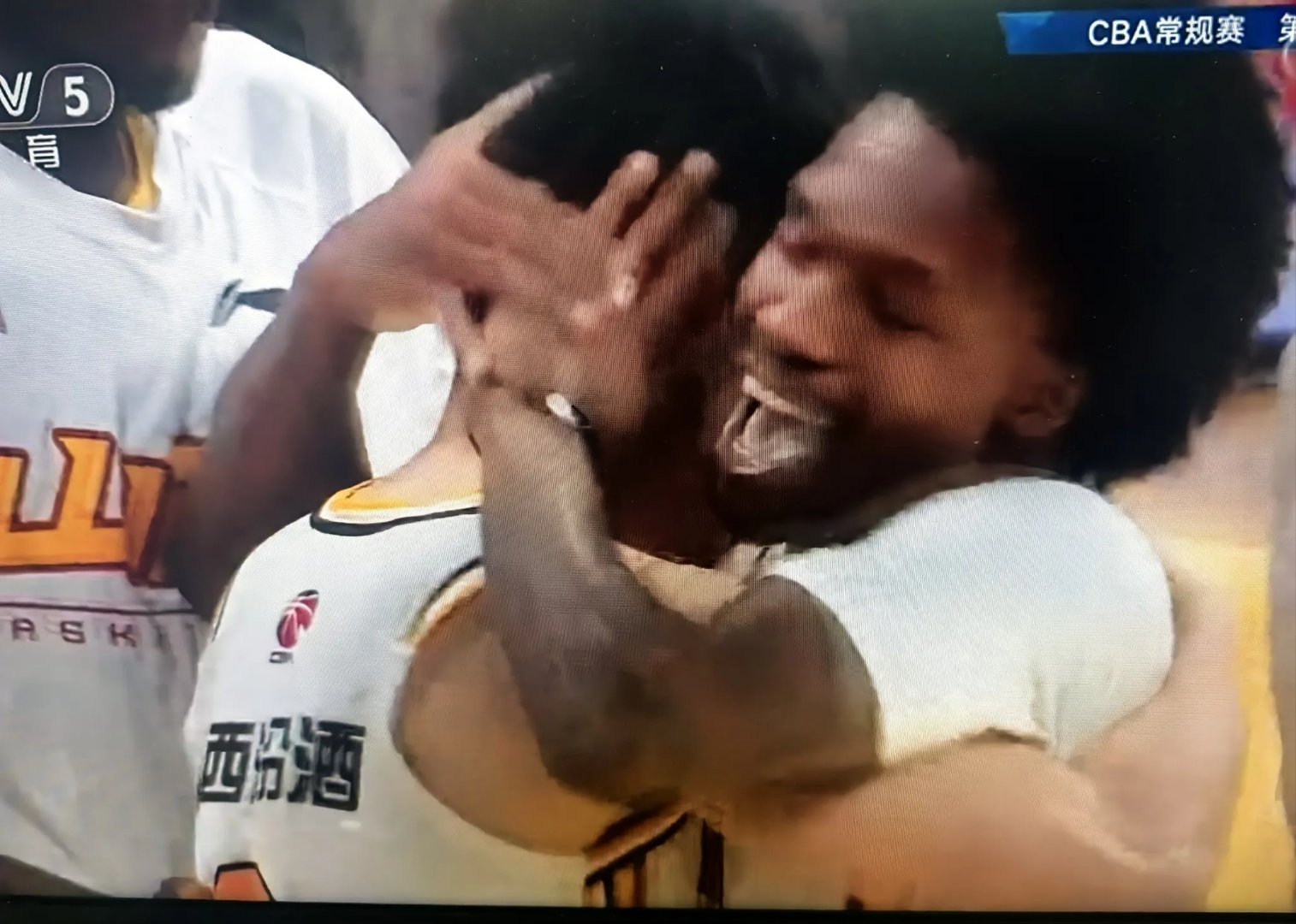 焦灼心情！双方球队实力较量胶着，决胜之际