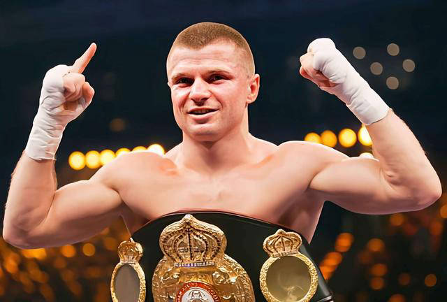 拳击比赛激烈，乌克兰选手获胜