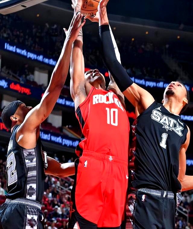 威廉希尔中文站-火箭队客场告捷，西部排名前进至第三