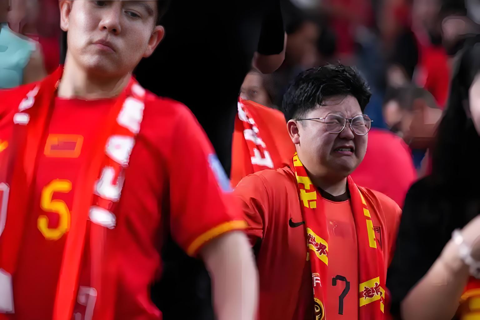 威廉希尔app-足球比赛现场观众情绪高涨，加油声震耳欲聋