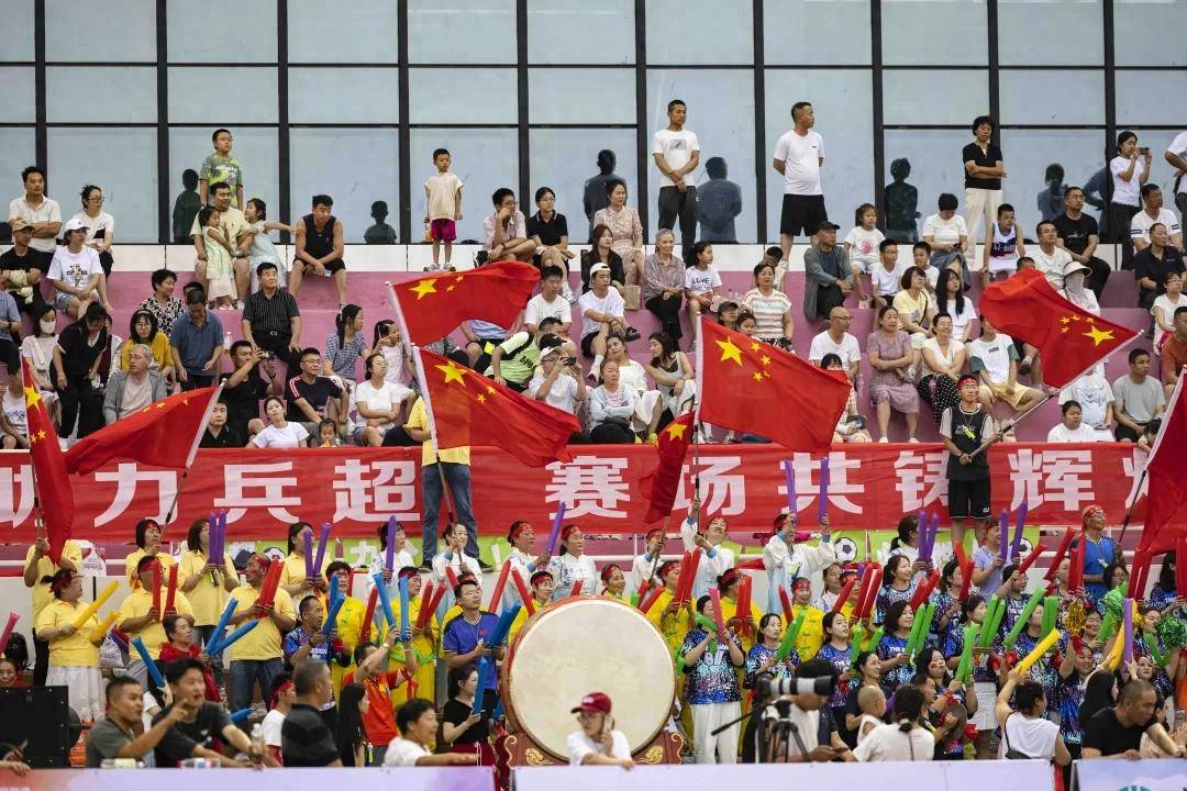 足球比赛现场观众情绪高涨，加油声震耳欲聋
