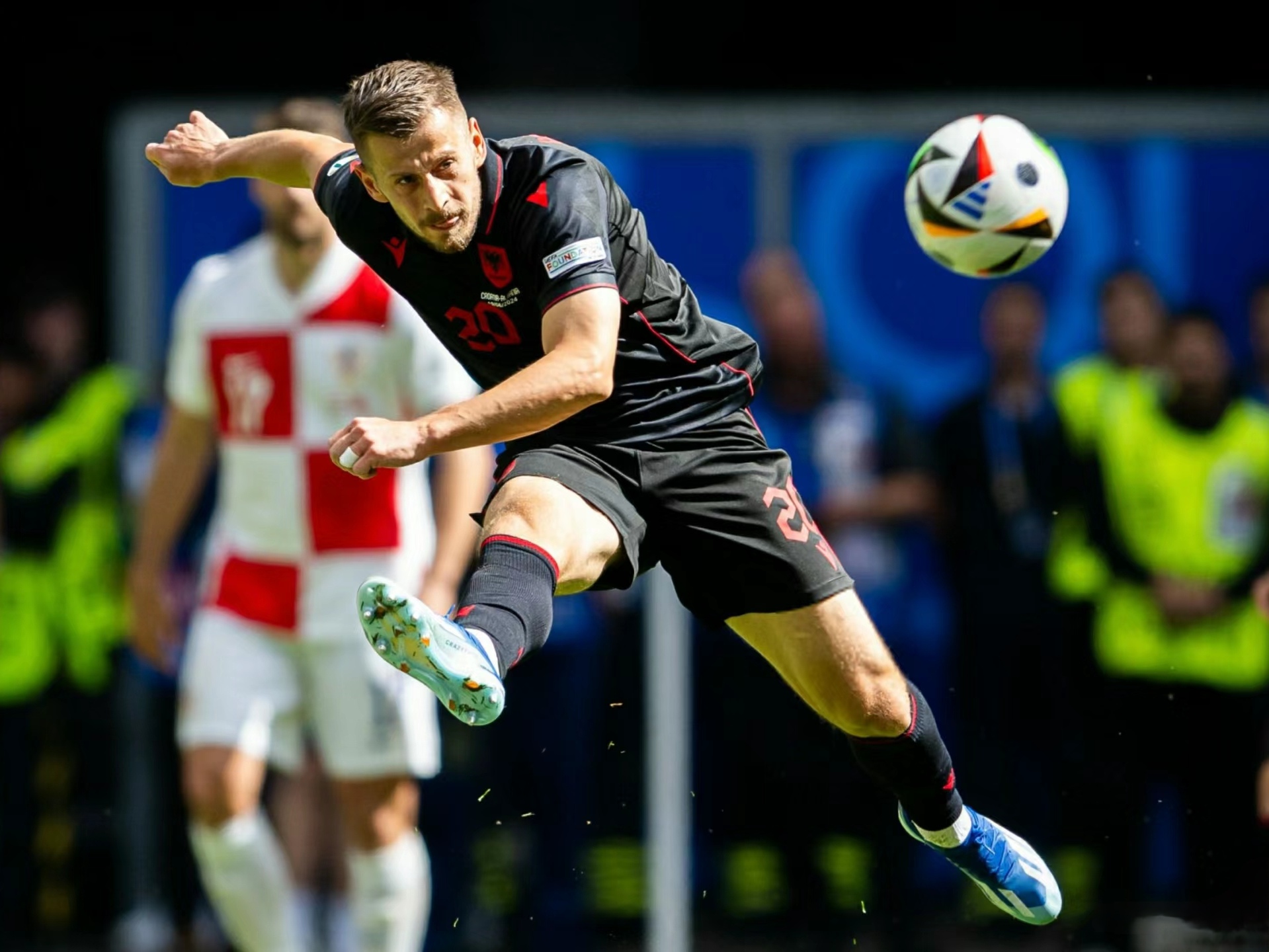 阿尔巴尼亚队在比赛中闯进决赛圈 阿尔巴尼亚队在比赛中闯进决赛圈