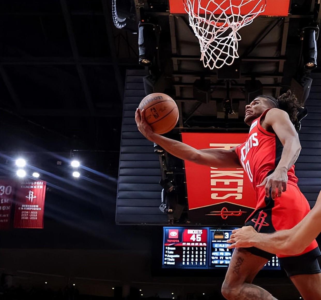 火箭后卫伤愈复出，助球队连胜