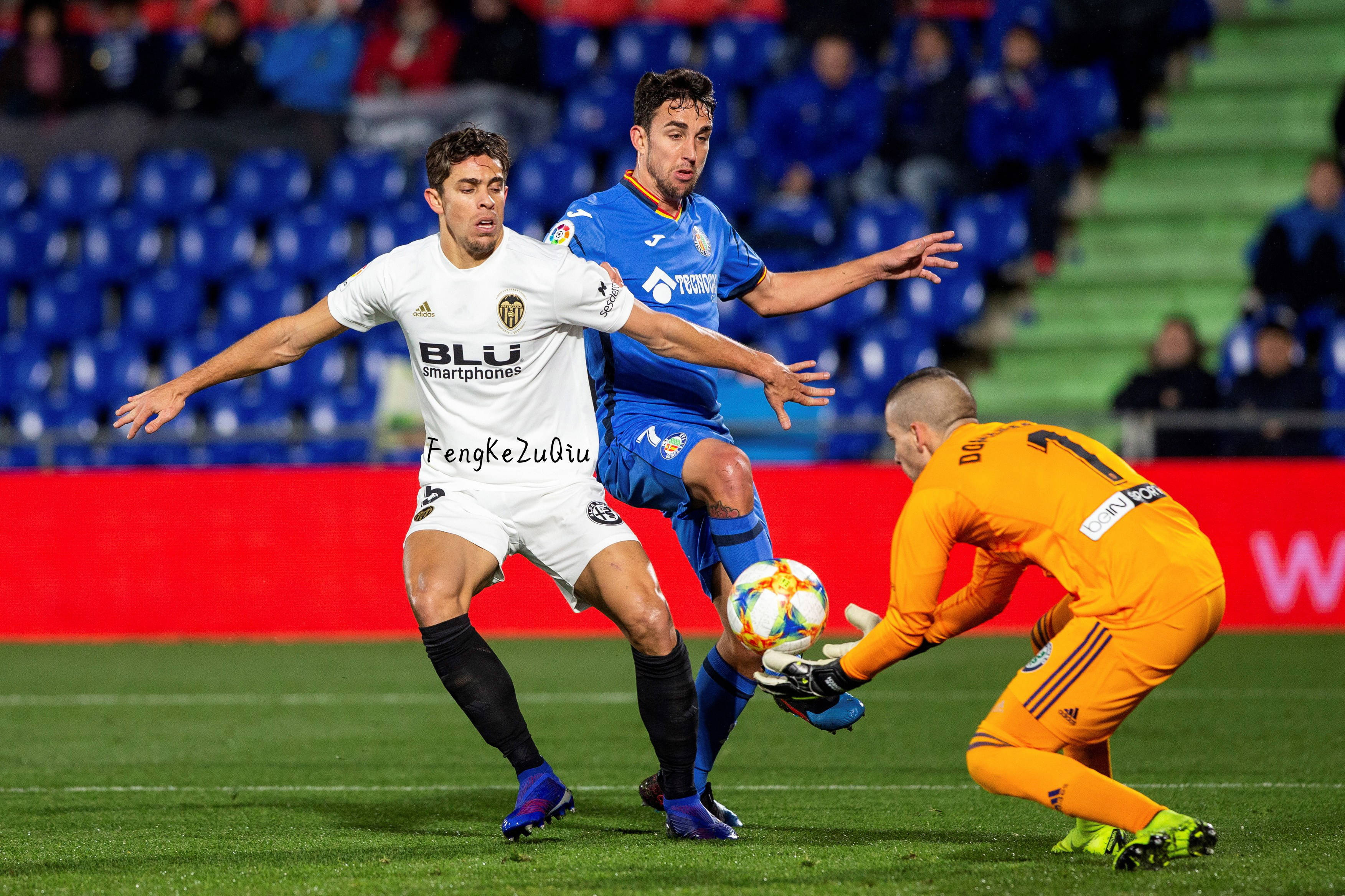 阿尔勒主场不敌对手，保级形势堪忧