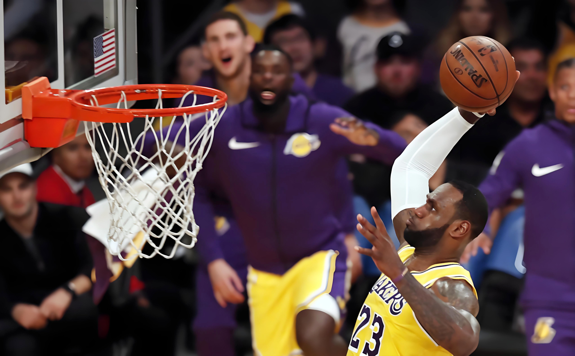 詹姆斯在比赛中表现抢眼,领导湖人获胜 詹姆斯在比赛中表现抢眼,领导湖人获胜