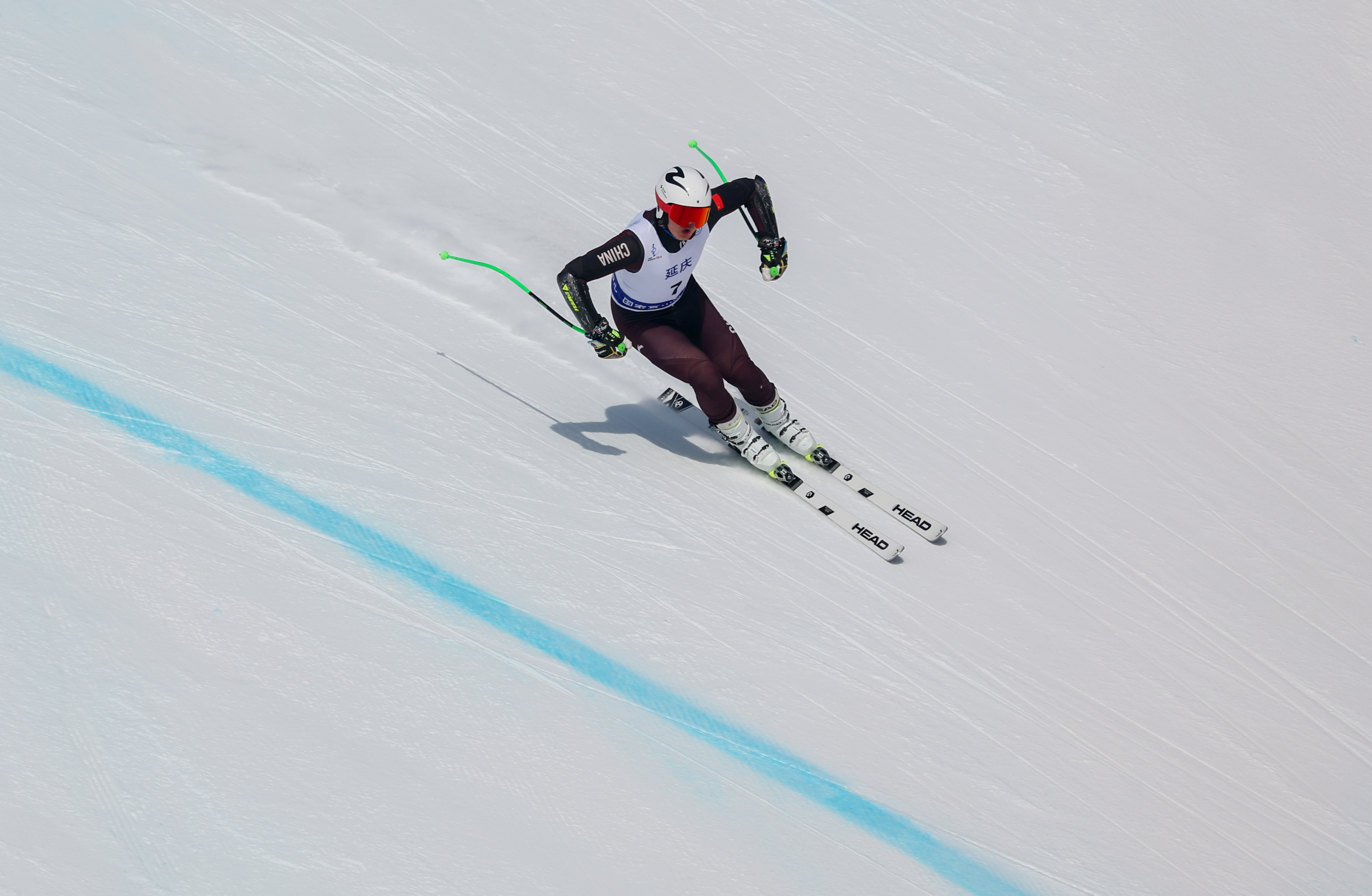 英国威廉希尔-滑雪比赛选手速度飞驰,冲过终点线夺冠
