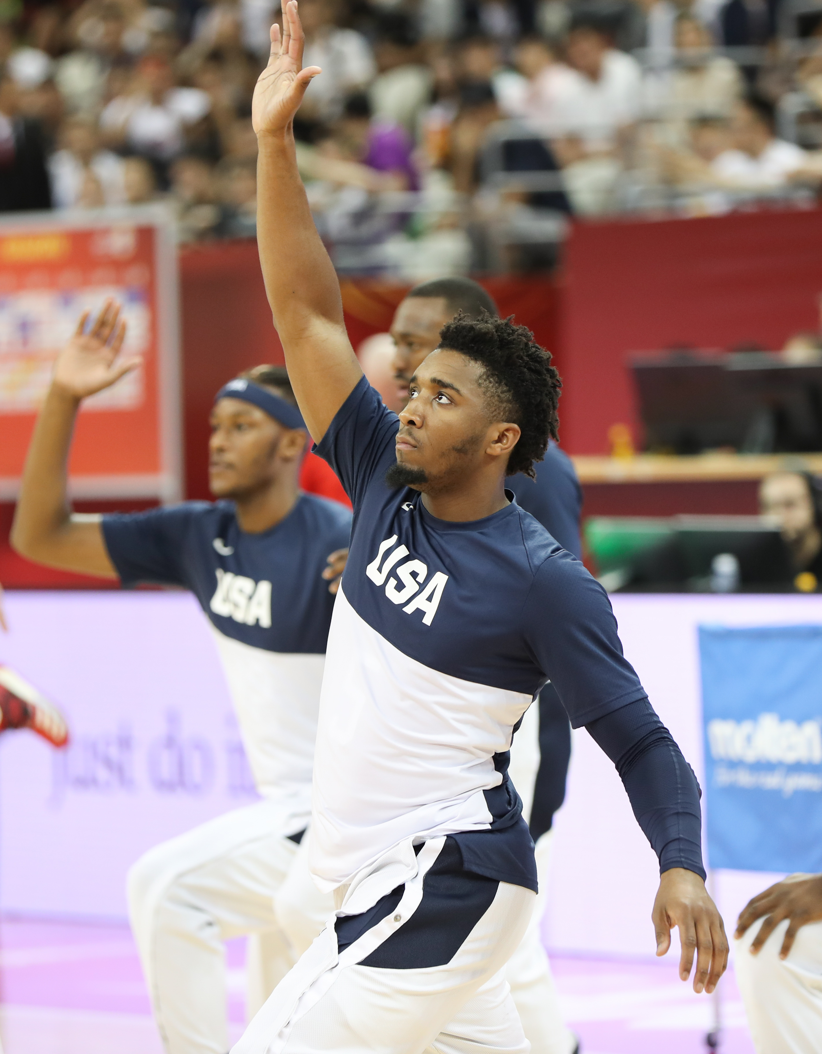 捷克队备战欧洲比赛，奋勇拼搏