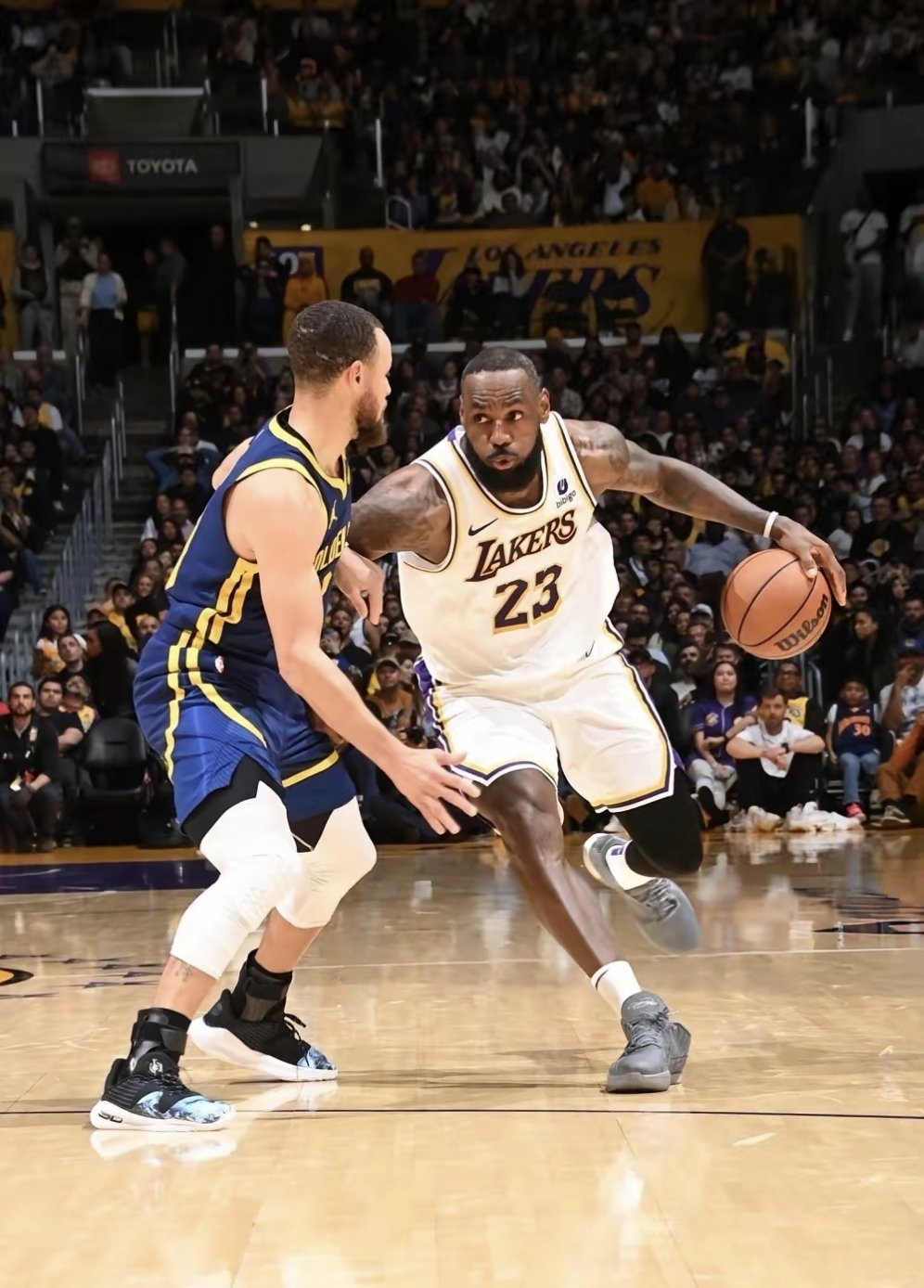 勇士再战湖人,库兹马力挺全场将比赛引向胜利 勇士再战湖人,库兹马力挺全场将比赛引向胜利