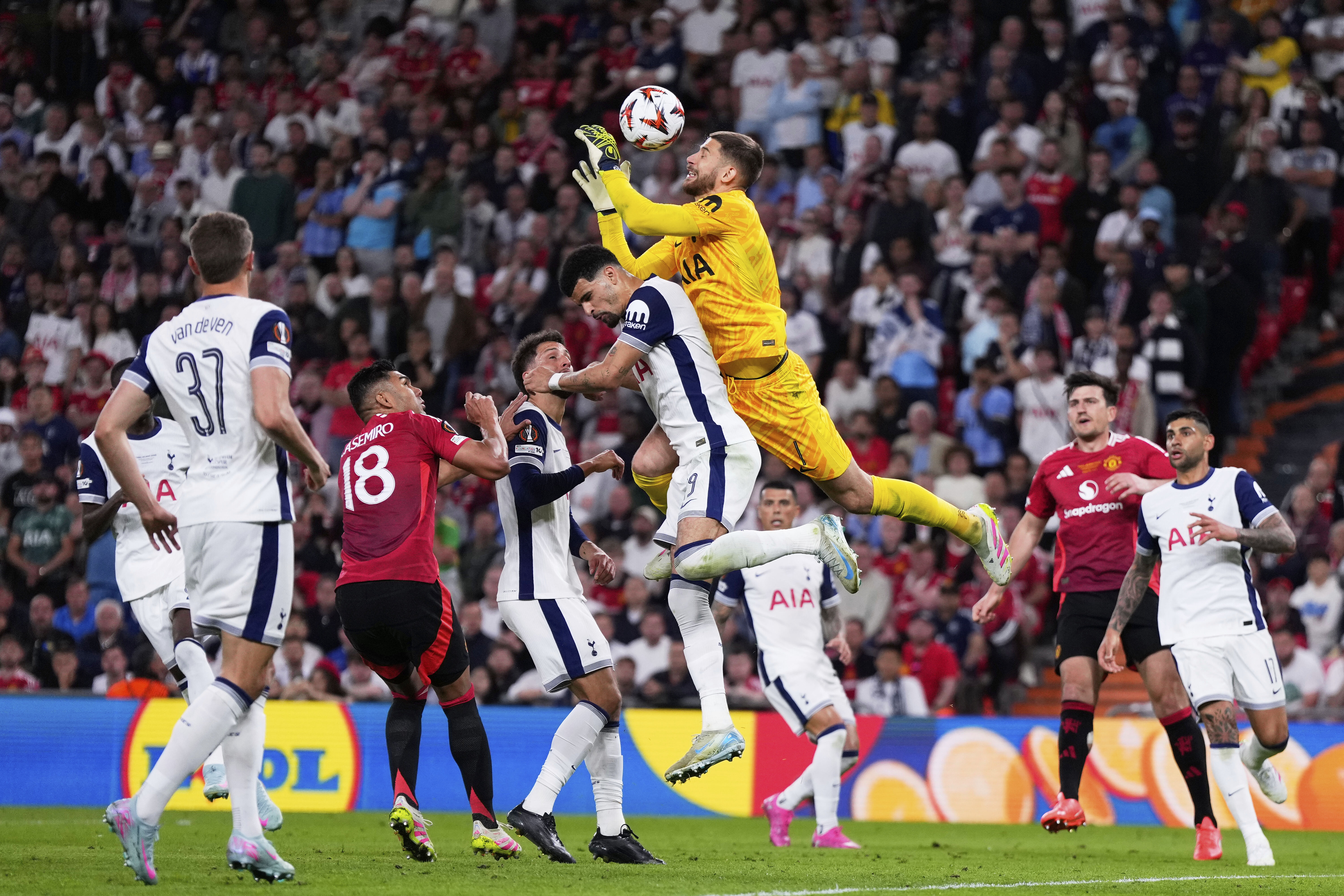 火爆的欧洲足球锦标赛，球迷狂热助阵