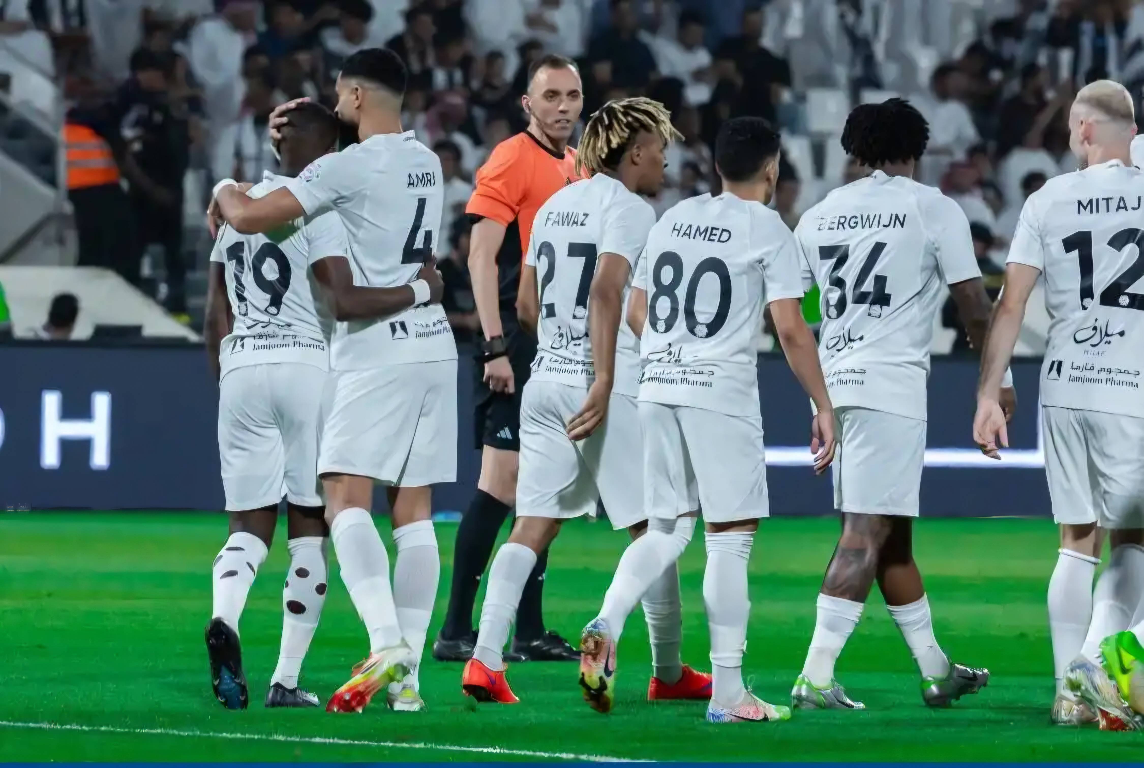 威廉希尔中文站-法国传奇球员受邀授课青年足球