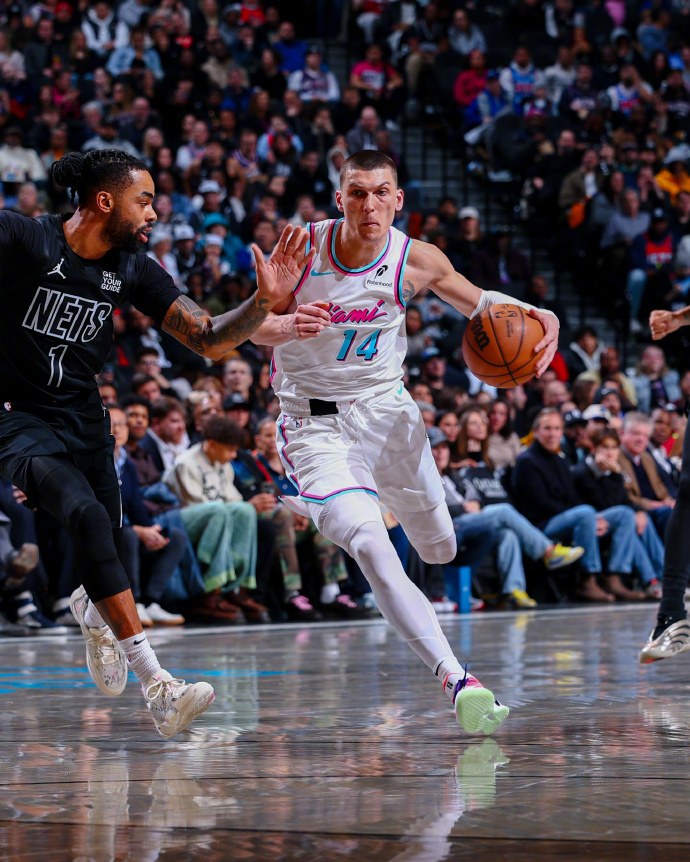 热火队火力全开,轻松击败篮网保持胜利势头 热火队火力全开,轻松击败篮网保持胜利势头