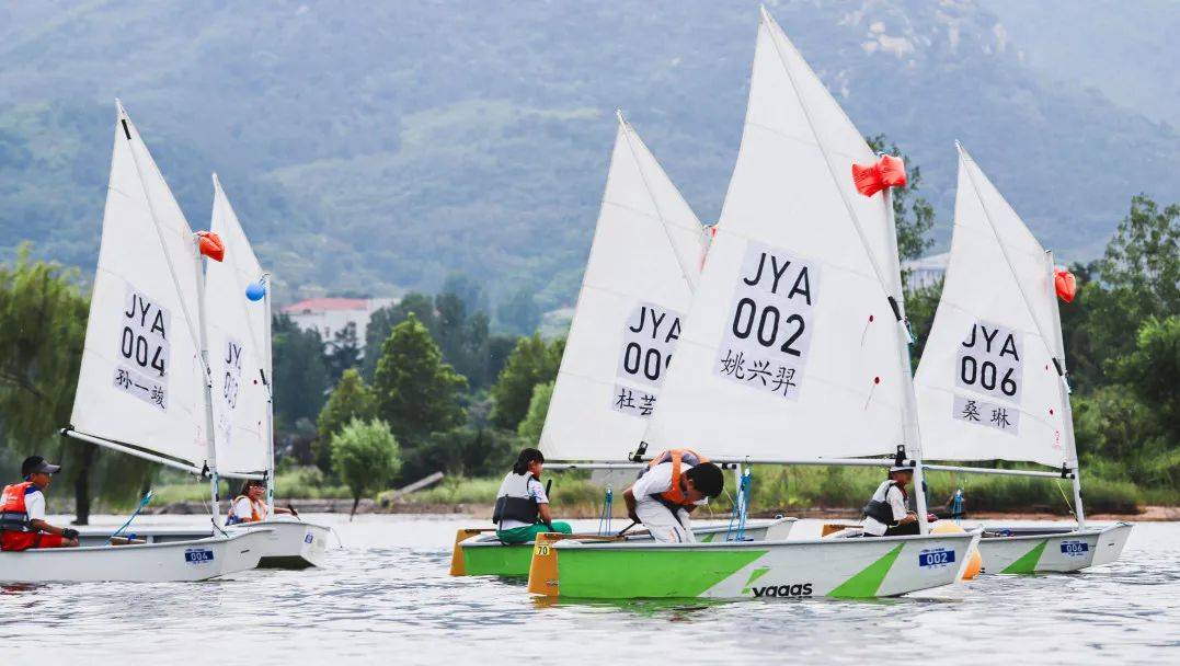 加拿大帆船队冲刺赢得帆船比赛冠军 加拿大帆船队冲刺赢得帆船比赛冠军