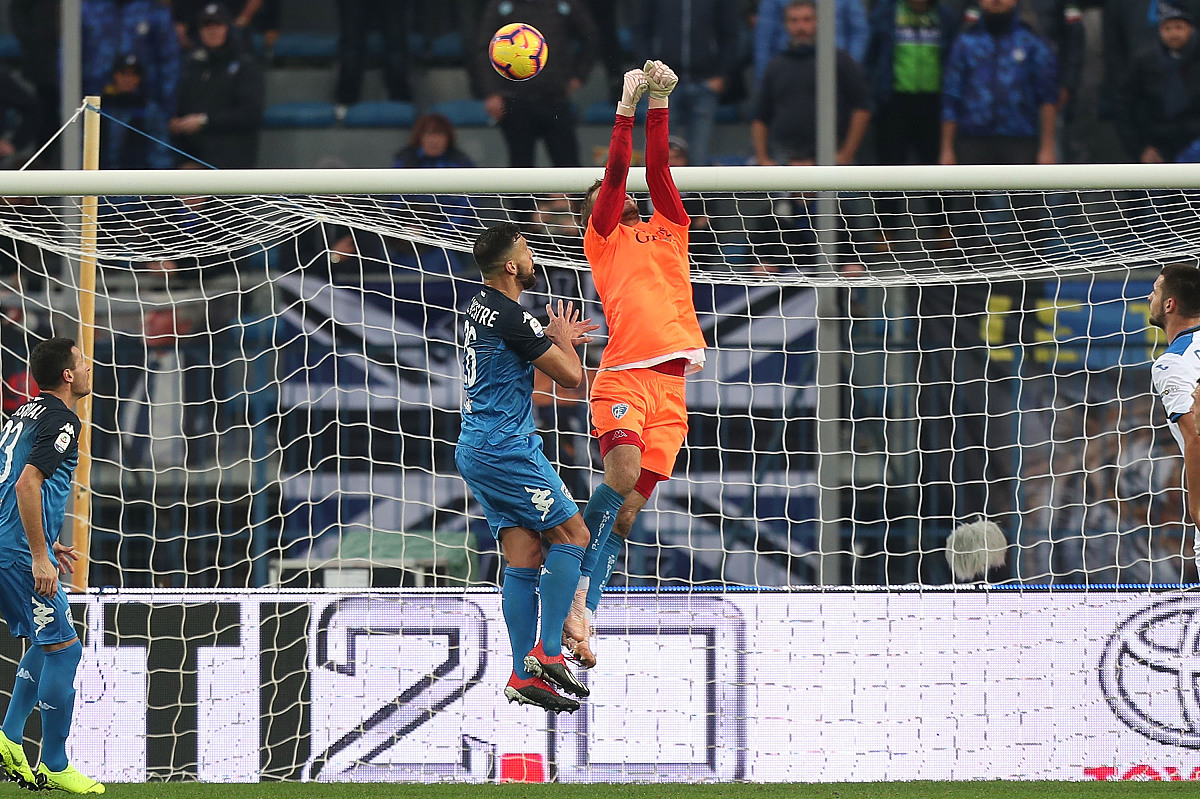 激烈角逐：英国和澳大利亚游泳选手争夺冠军