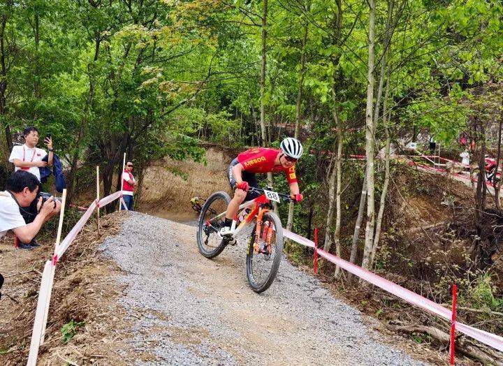 威廉希尔中文站-自行车接力比拼擦出火花，中国队锋芒毕露