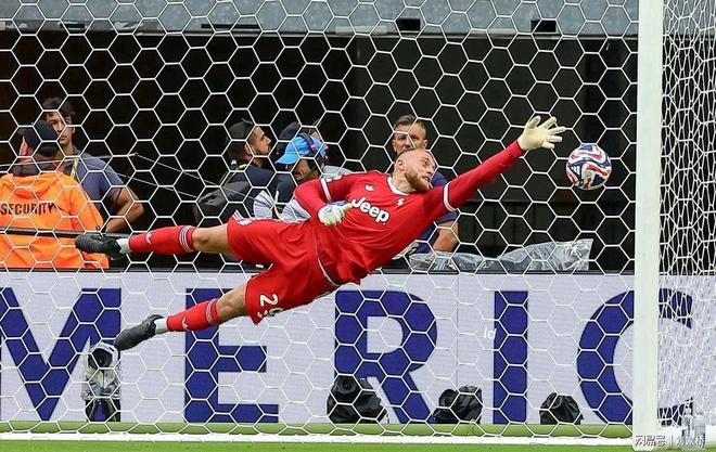 英国威廉希尔-尤文图斯门将神勇扑救，展现超群实力