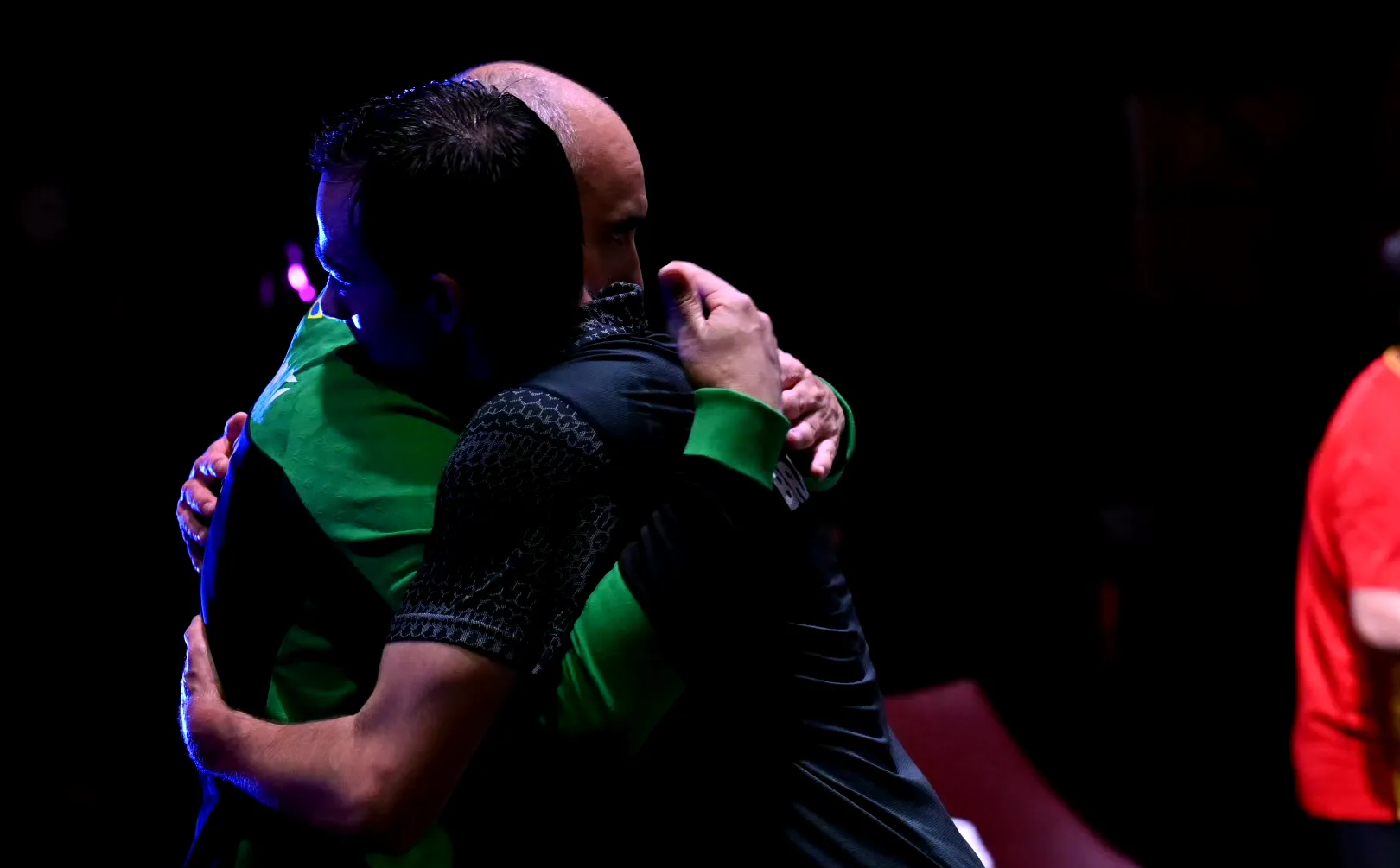 比赛场面紧张刺激，观众看得如痴如狂