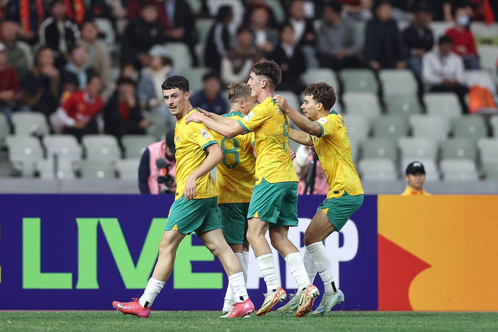 澳大利亚联赛球员集体拼搏国家队斩获胜利