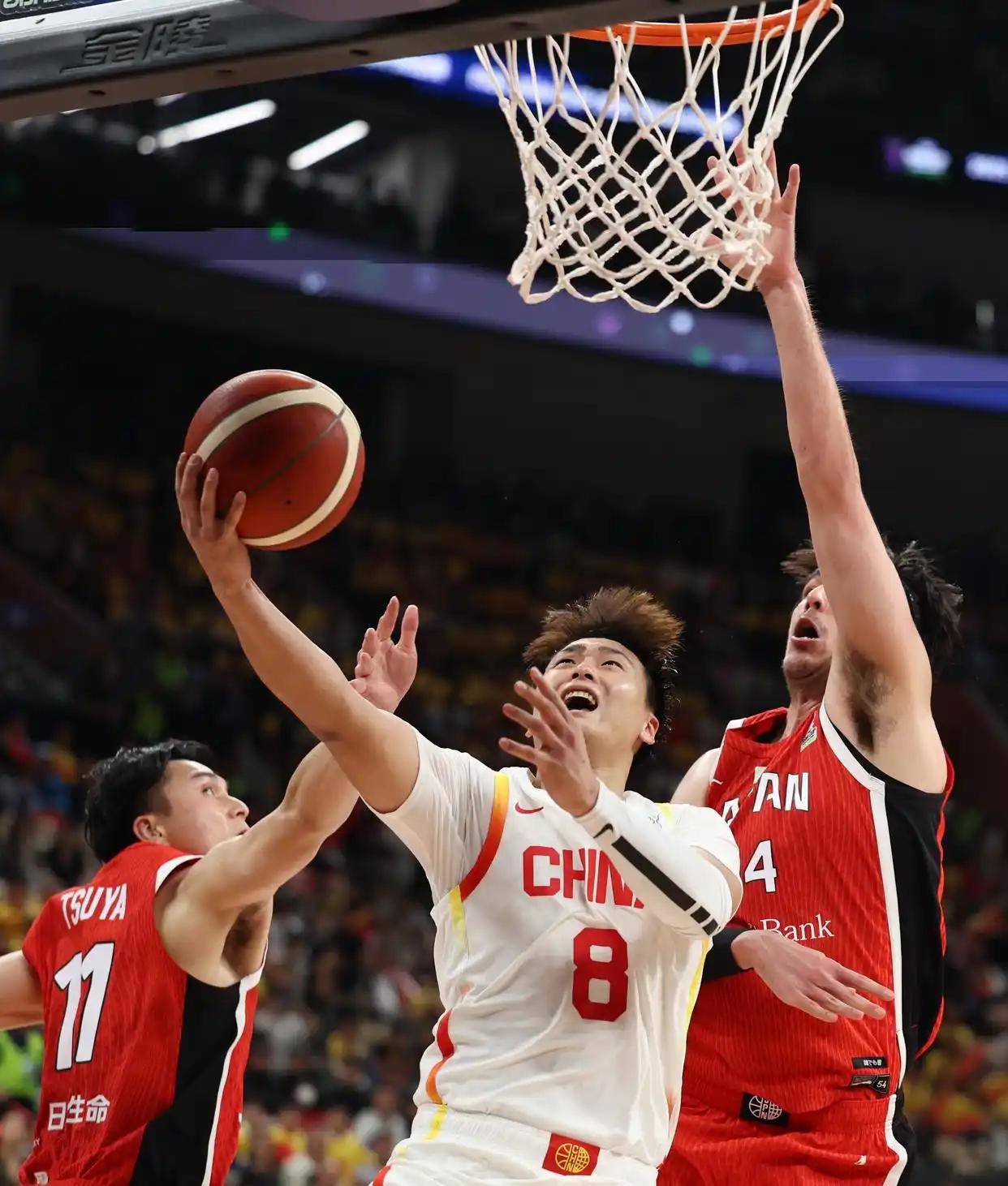 威廉希尔中文站-亚洲顶级联赛球员在训练中展现拼搏精神