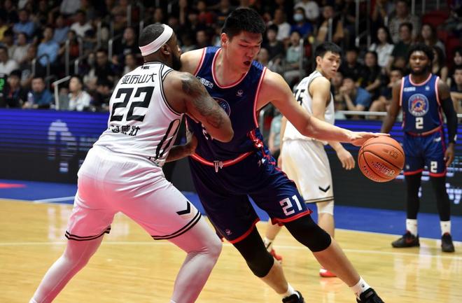 多米尼克蓝球选手制胜关键球,晋级决赛 多米尼克蓝球选手制胜关键球,晋级决赛