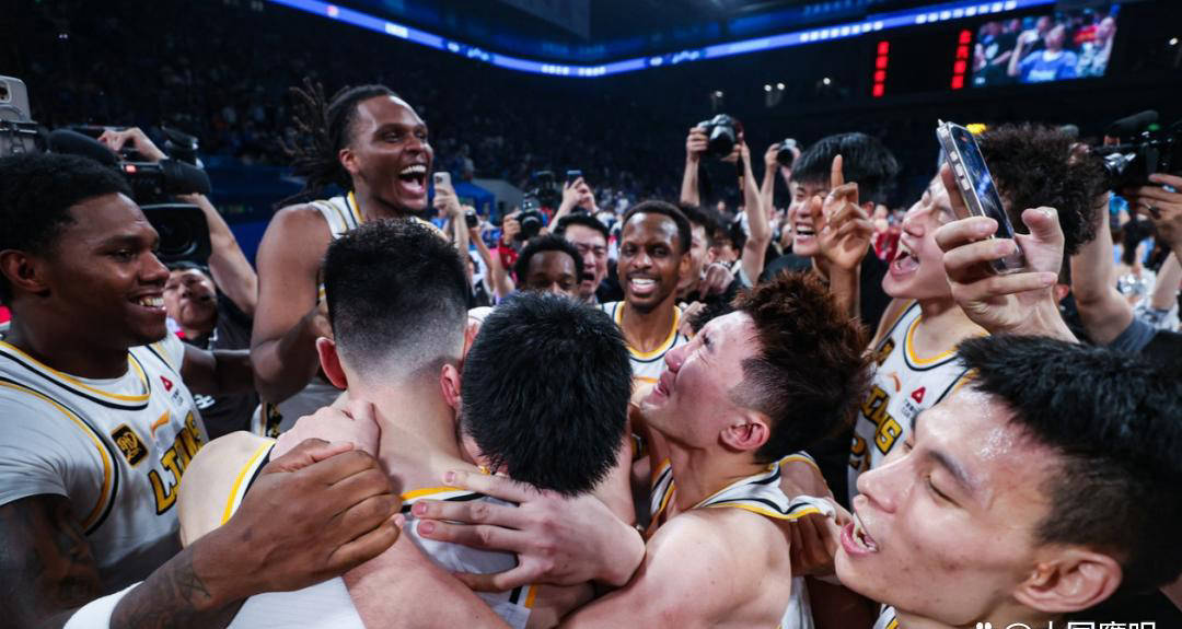 威廉希尔app-球员精彩表现助队胜利，拼搏精神感动现场观众