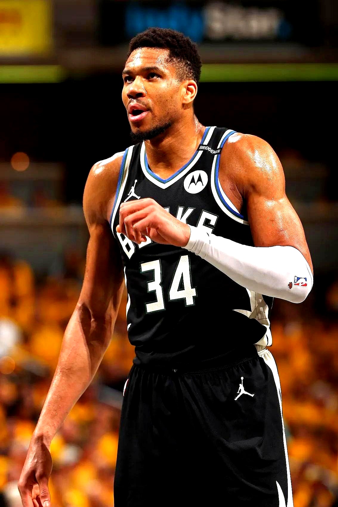 威廉希尔中文站-雄鹿主场险胜掘金，字母哥砍下关键三分