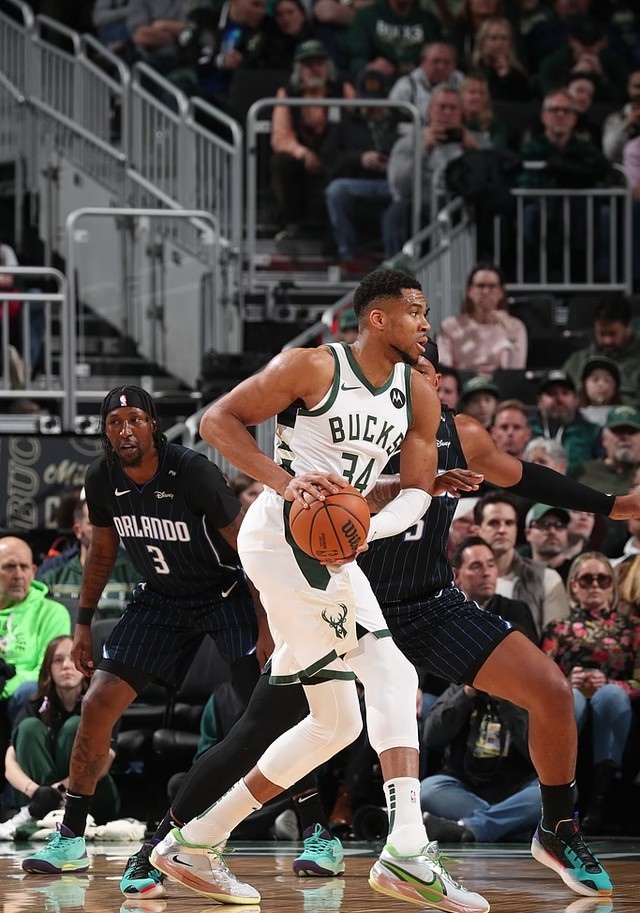 雄鹿主场险胜掘金，字母哥砍下关键三分