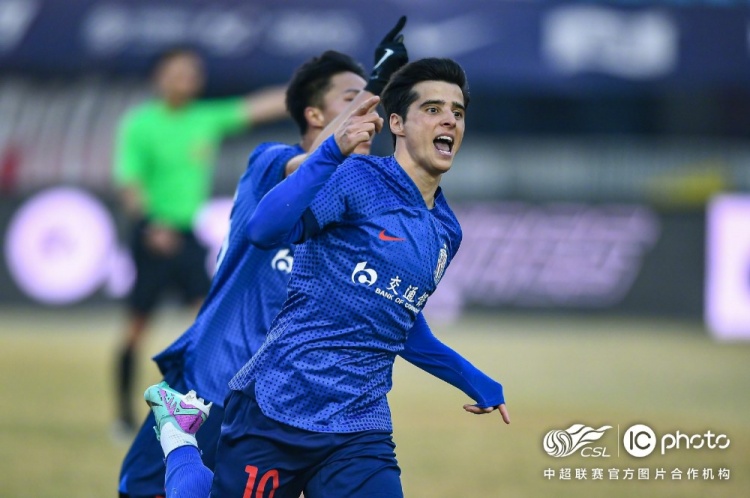 重庆斯威主场力克上海绿地申花，喜迎胜利