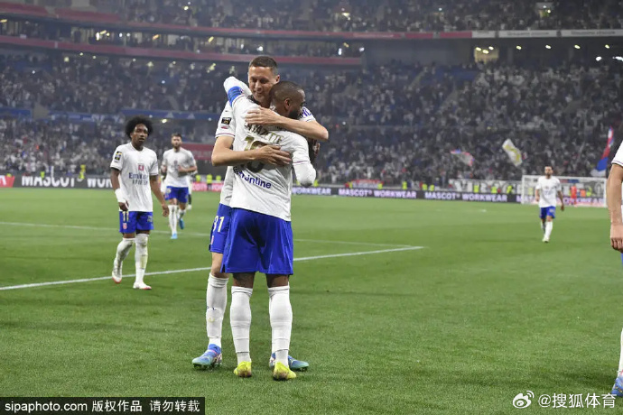 里昂足球俱乐部球员受伤退出比赛