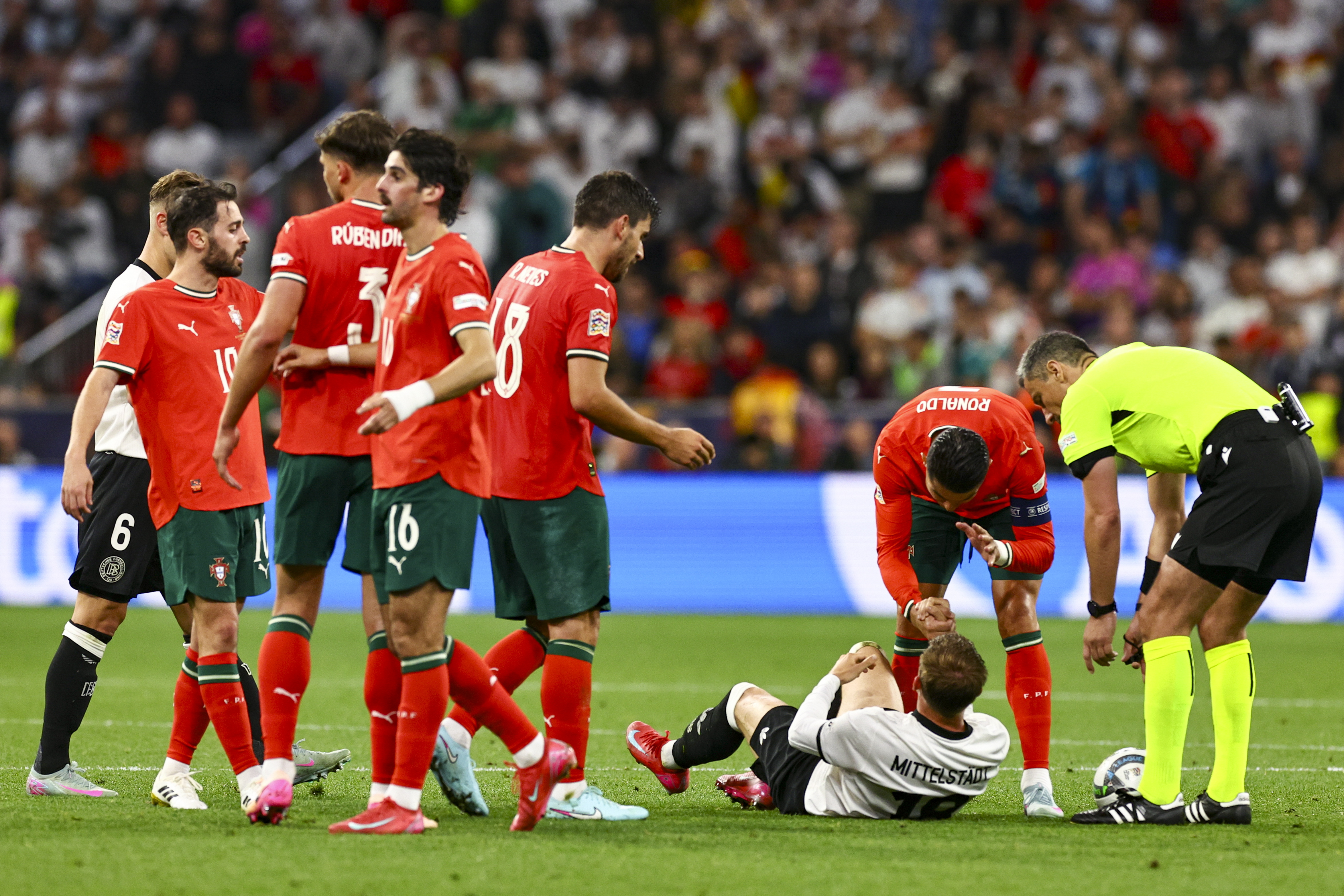 欧国联战况紧张，弱势球队顽强抵抗