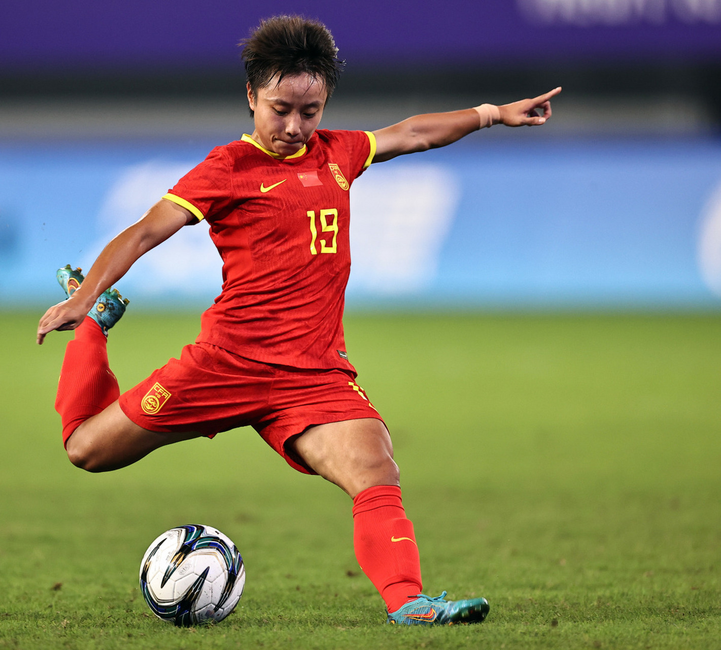 独家报道足球场上的女英雄们！