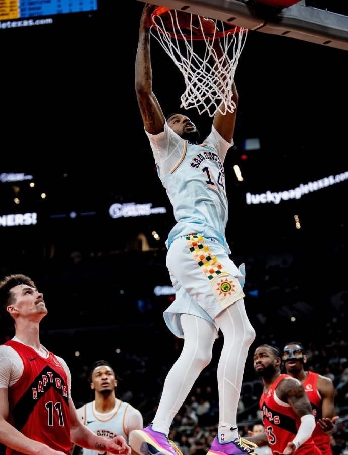 马刺队再次获胜，助力晋级季后赛