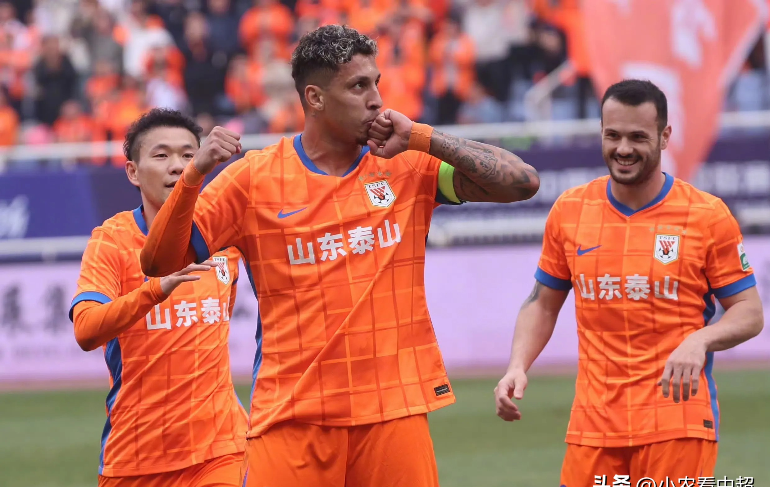 这场比赛展现了球队之间的激烈竞争和角逐