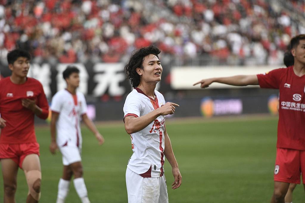 威廉希尔中文站-中国足球联赛冠军之争惊险刺激，球队备战如火如荼！