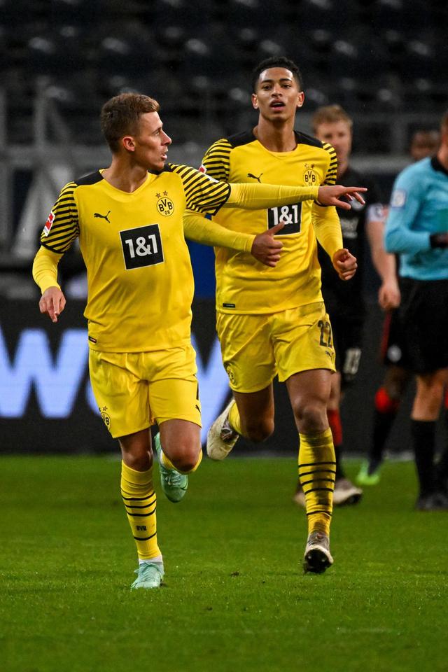 霍芬海姆球迷热情满满，共庆胜利迎接未来