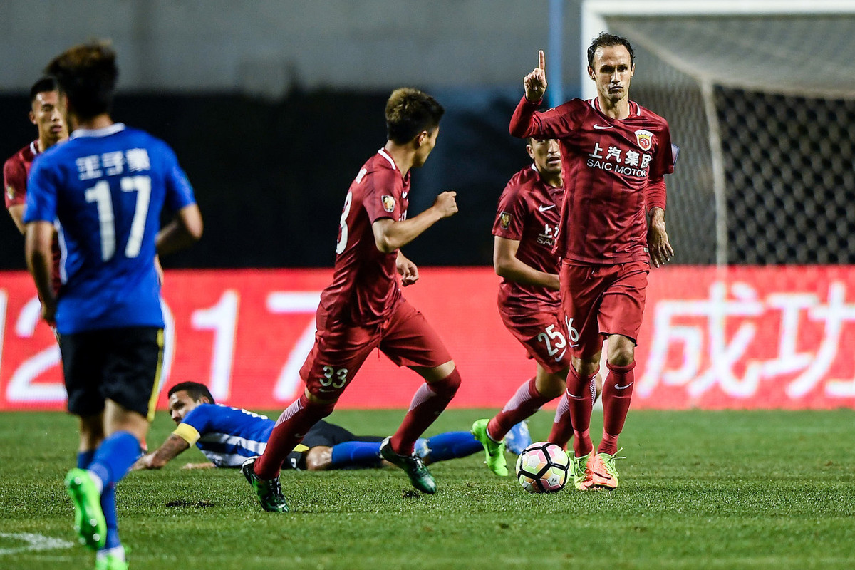 里昂足球俱乐部球员投入社区慈善活动