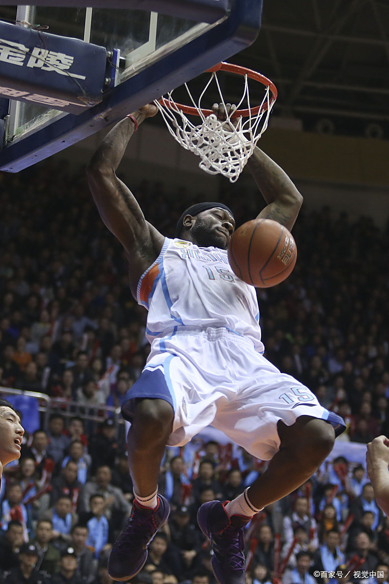 球员风采独特，成为焦点人物