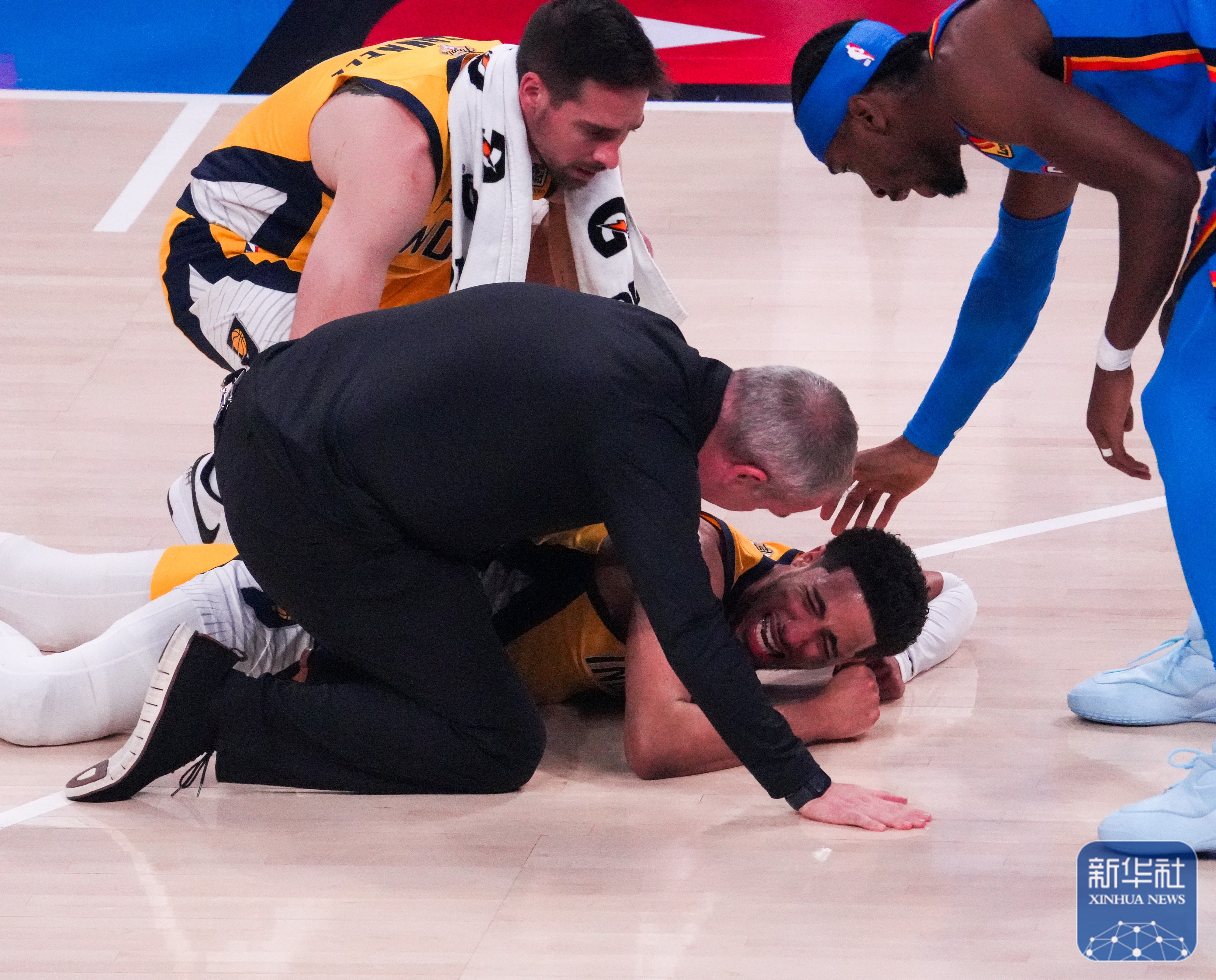 威廉希尔中文站-雷霆主场胜出，球员庆祝高兴连胜胜利